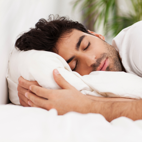 Schlaf: Ruhiger Schlaf auf weissem Kissen