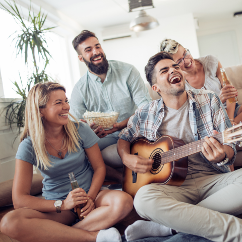 Soziales: Freunde beim gemeinsamen Musizieren