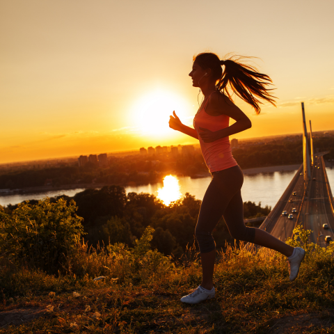 Bewegung: Läuferin in der Abendsonne